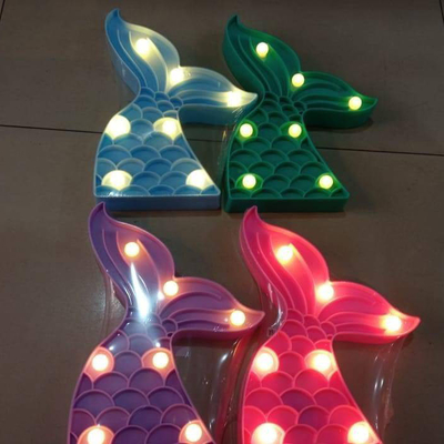 Un buon prezzo. Cappelli a cilindro felici della torta di compleanno della festa di Natale degli elementi classici della decorazione in linea