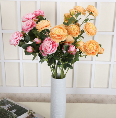 Un buon prezzo. Disposizioni floreali di seta su misura per il San Valentino in linea