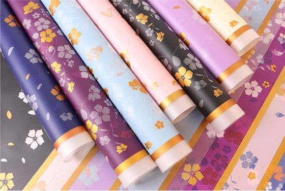 Un buon prezzo. Imballaggio carta stampato fiori lucidi con un materiale di colore solido sopra il bordo in linea