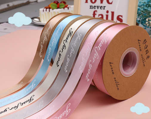 Un buon prezzo. Nastro di poliestere fiore scatola regalo accessori di abbigliamento nastro di logo stampato nastro 50 yard/roll 2,5cm in linea