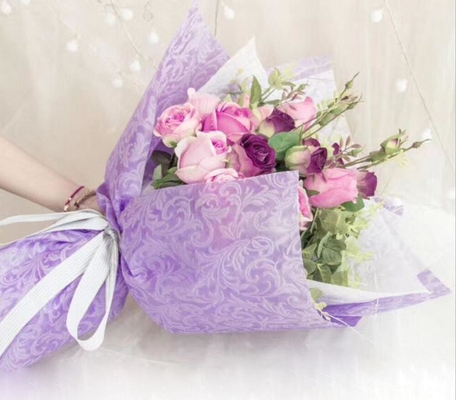 Un buon prezzo. Fiore artificiale decorativo in plastica impermeabile e facile da mantenere in linea