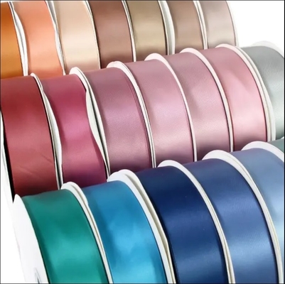 Un buon prezzo. Nastro satinato a doppio lato da 100 metri 38 mm per festeggiamenti di Natale in colori pastello in linea