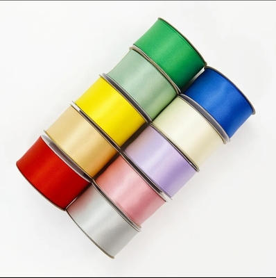 Un buon prezzo. 196 colori nastri satinati in poliestere per imballaggi regalo personalizzati Larghezza 3mm-100mm in linea