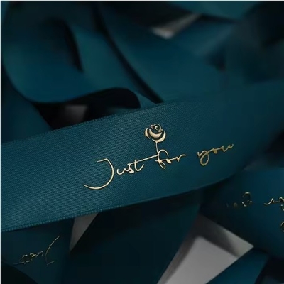 Un buon prezzo. Spirale di nastro di poliestere personalizzato con foglio oro 3D e logo stampato in linea