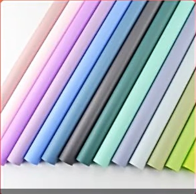 Buon prezzo Soluzione di imballaggio di fiori foglio di carta impermeabile con involucro di cellophane di plastica solida in linea