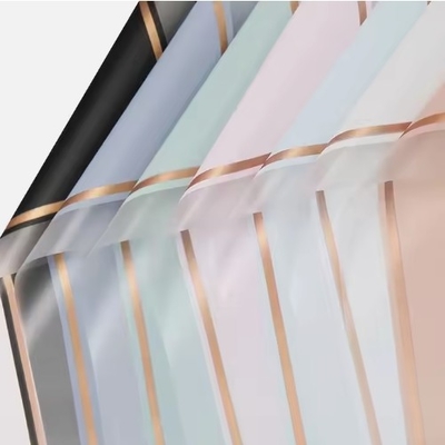 Buon prezzo Carta di imballaggio di fiori coreani Carta di imballaggio di plastica con cornice dorata Molti colori in linea