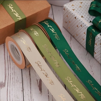 Un buon prezzo. Nastro satinato personalizzabile nastro stampato in foglio d'oro rosa per l'imballaggio dei regali in linea