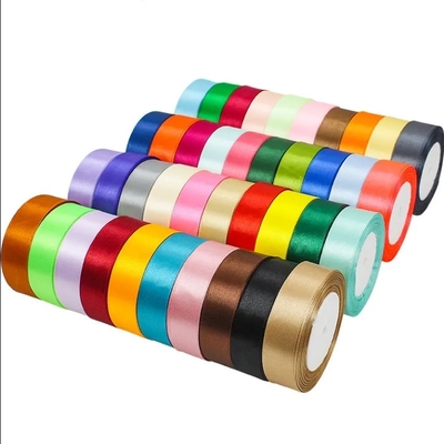 Un buon prezzo. Rollo di nastri di satinato in poliestere a colori solidi per l'imballaggio sostenibile dei regali in linea