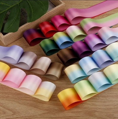 Un buon prezzo. Materiale per l'imballaggio regalo e gli accessori floreali in linea