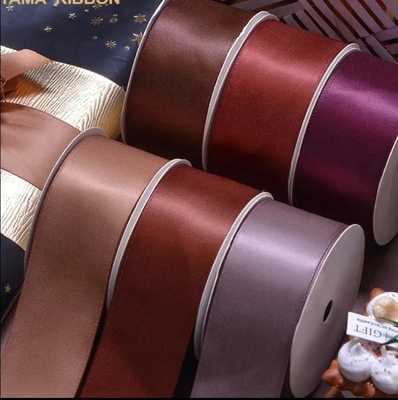 Un buon prezzo. Nastro di satinato liscio a doppia faccia di poliestere a colori solidi per imballaggi/decorazioni regalo in linea
