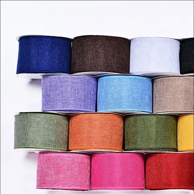 Un buon prezzo. Rotoli di nastri di burlap con filo per imballaggio regalo in 63 mm 10 yards in linea