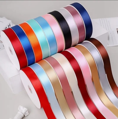 Un buon prezzo. Decorazione Rollo di nastro satinato stampato su misura per imbottitura regalo a doppia faccia e singola faccia in linea