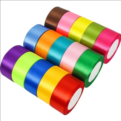 Un buon prezzo. Rollo di nastro di seta di seta pura in colore personalizzato per la decorazione del regalo in linea