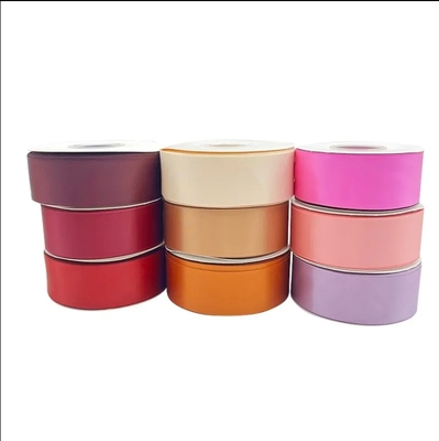 Un buon prezzo. Fabbrica all'ingrosso Custom Double Faced Satin Wrap Ribbon Roll Print Custom Logo With Gift Wrap in linea