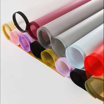 Buon prezzo Carta di avvolgimento per fioristi di colore personalizzato di plastica per fiori Matte Edge impermeabile in linea