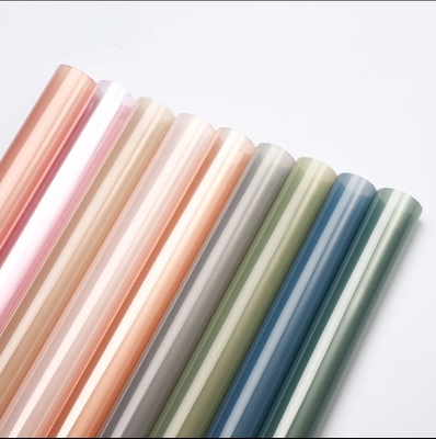 Un buon prezzo. Carta di vetro colorata ad alta trasparenza per Natale, carta impermeabile per fiori con rivestimento in linea