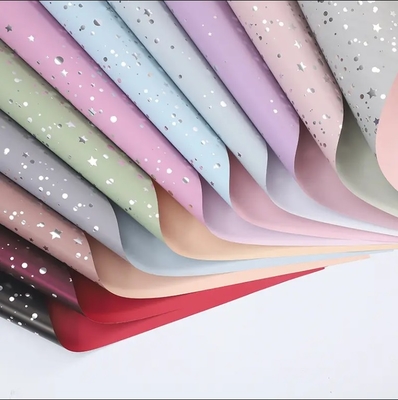 Buon prezzo Carta di avvolgimento impermeabile a cielo stellato luminoso avanzata a due colori addensata per fiori freschi in linea