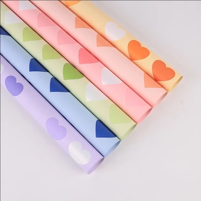 Un buon prezzo. 2024 Nuovo arrivo Hot Sale Di alta qualità Stampa di cuore Colorato Impermeabile Fiorista Bouquet Carta di avvolgimento all'ingrosso in linea