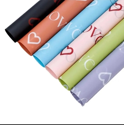 Un buon prezzo. 2024 Shinewrap Factory Nuovo design Forever Love Carta di imballaggio impermeabile Fiorista Bouquet Carta di imballaggio per fiori freschi in linea