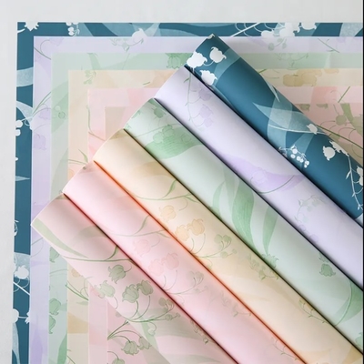 Un buon prezzo. Carta di avvolgimento per bouquet di fiori impermeabile a disegni carta di avvolgimento di plastica floreale per fiori freschi all'ingrosso in linea