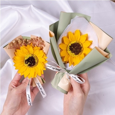 Un buon prezzo. Nuovo mini bouquet di girasole, garofano, rosa sapone, bouquet di fiori per il compleanno della festa della mamma in linea