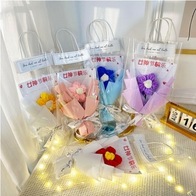 Un buon prezzo. Finito sacchetto di imballaggio trasparente leggero fiori di peluche bouquet varietà bambole in grande puff bouquet per il giorno della donna regalo in linea