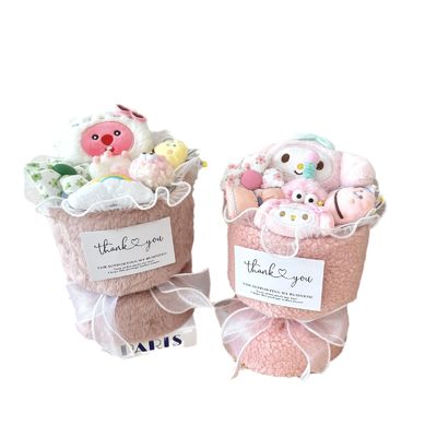 Un buon prezzo. Cartoon Plush Doll Bouquet di fiori Varietà di bambole Set regalo perfetto per bambini / fidanzata per il compleanno / diploma / giorno del maestro in linea