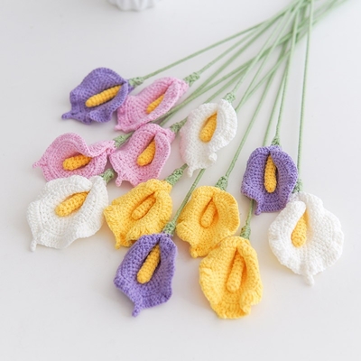 Un buon prezzo. Bouquet di fiori di filati fatti a mano - Fiori artificiali a maglia di Calla Lily, arrangiamento floreale a spillo in linea
