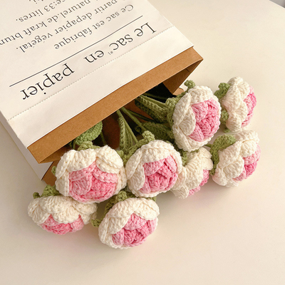 Un buon prezzo. Fiori artificiali, decorazioni floreali, fiori iper-realistici per regali festivi in linea
