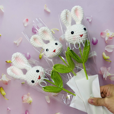 Un buon prezzo. Bouquet di bambole con capo di coniglio di girasole con materiale di cotone e disegno a maglia in linea