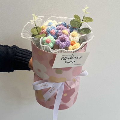 Un buon prezzo. Regalo di compleanno Fabbricazione artigianale in maglia Bouquet di fiori di lana Bouquet di rose Regalo per ragazze e migliori amiche Laurea Prodotto finito Creativo San Valentino e per insegnanti in linea
