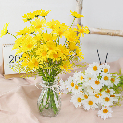 Un buon prezzo. Fiori di margherita artificiali Bouquet di camomilla di seta in colori multipli per il soggiorno e il display del centro commerciale in linea