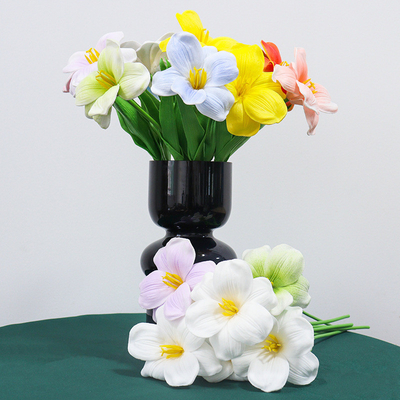 Un buon prezzo. Varietà di tulipani Falso Bouquet di nozze Disegno floreale in plastica in diversi colori per matrimoni in linea