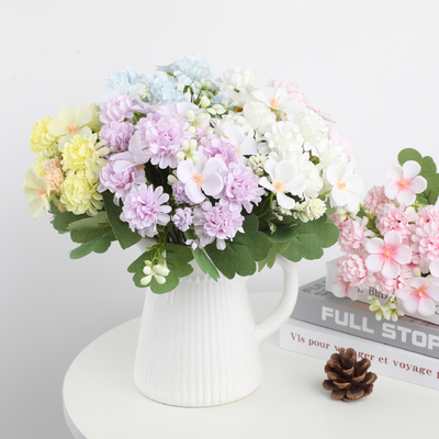 Un buon prezzo. Bouquet di ortensie e di margherite di plastica: un'aggiunta senza tempo alla vostra casa o al vostro evento in linea