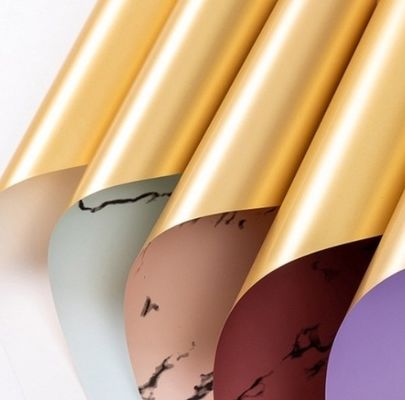 Un buon prezzo. Best-seller di bouquet di fiori in marmo dorato con disegni, carta da imballaggio, carta da avvolgimento di fiori, materiali per negozi di fiori, regali e opere d'arte floreale in linea