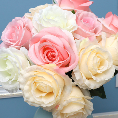 Un buon prezzo. Bouquets di rose artificiali, fiori di seta, fiori di plastica e fiori artificiali in linea