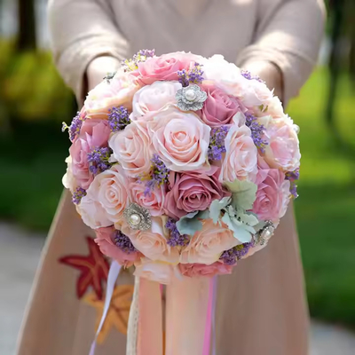 Un buon prezzo. Bouquet di fiori rosa artificiale per il matrimonio Decorativo per la casa Fiori per la sposa Damigella Bouquets di fiori regalo di San Valentino in linea