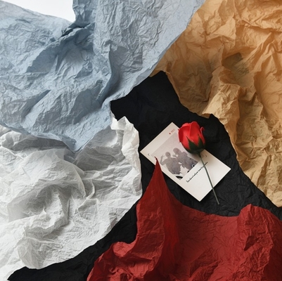 Un buon prezzo. Al dettaglio di bouquets di fiori, carta da rivestimento per fiori, carta laminata a mano, carta piegata, carta piegata, carta da fiori, fioraio, carta a forma, carta interna e carta da imballaggio in linea