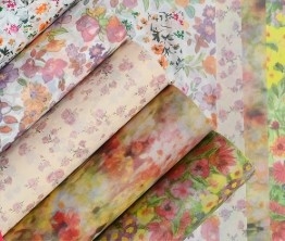 Un buon prezzo. Carta di imballaggio a base di fiori in linea