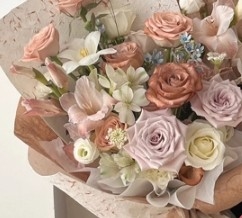 Un buon prezzo. Carta kraft retrò a petali mescolata con carta di imballaggio a fiori Dongba in linea