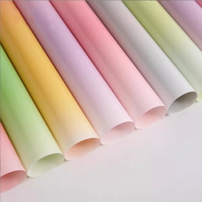 Un buon prezzo. Caramelle colorate, plastica in vetro impermeabile, carta da impacchettare per fiori, materiale da imballaggio per bouquet, forniture per i negozi di fiori, consegna diretta in fabbrica in linea