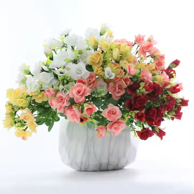 Un buon prezzo. Ingrosso Decorazioni per la casa Scena di matrimonio Bouquet di rose Fiori di seta artificiali Bouquet in linea