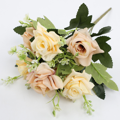 Un buon prezzo. Articoli artificiali per la decorazione domestica di rose, oggetti di scena per matrimoni, fiori artificiali in linea