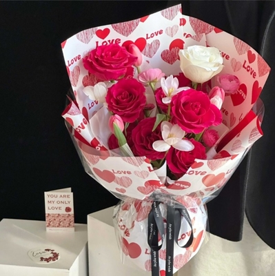 Un buon prezzo. San Valentino, amore nel cuore, carta Yuyin, bouquet di fiori, carta da imballaggio ispessa impermeabile, carta da fiori, materiale da imballaggio per i negozi di fiori in linea