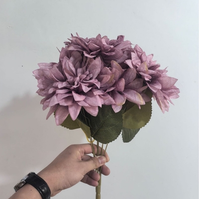 Un buon prezzo. Prossetti per la ripresa di fiori di seta di dalia, decorazione del tavolo del salone nuziale in linea