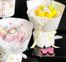 Un buon prezzo. Carta di imballaggio di fiori, giocosa e colorata, di pelle di mucca spessa in linea