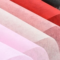 Un buon prezzo. Carta da imballaggio per fiori a colori unici, non tessuta, con rivestimento in linea