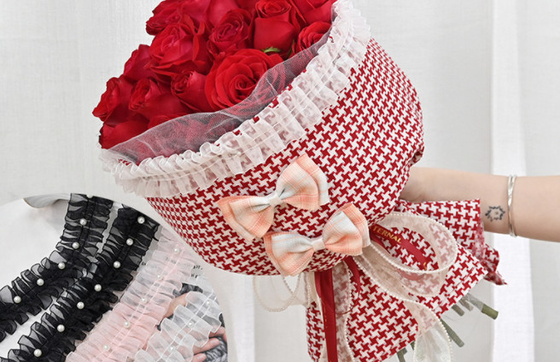 Un buon prezzo. Prodotti di imballaggio per fiori all'ingrosso, negozio di fiori, piccolo profumo, decorazione di bouquet in tessuto rotondo, imballaggio di bouquet a nastro pieghevole in linea