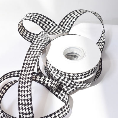Un buon prezzo. Nastro tessuto in nido di miele nero e bianco nastro decorativo nastro arco floreale mazzo di fiori cravatta materiale di imballaggio sconto in linea