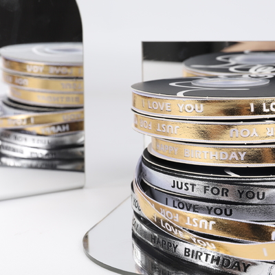 Un buon prezzo. 1 cm stampaggio a caldo lettera inglese piccola barra d'oro cravatta floreale nastro regalo torta fai da te materiale scatola regalo nastro decorativo in linea